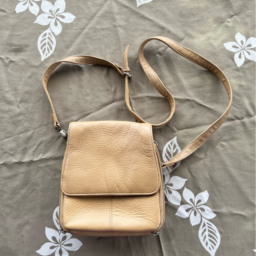 Vintage HOBO International Tan Leather Crossbody Purse With Multiple Pockets